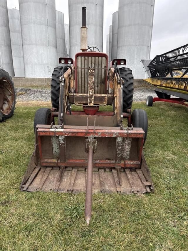 Image of Farmall 706 equipment image 2