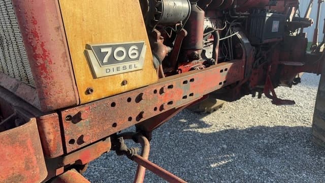Image of Farmall 706 equipment image 2