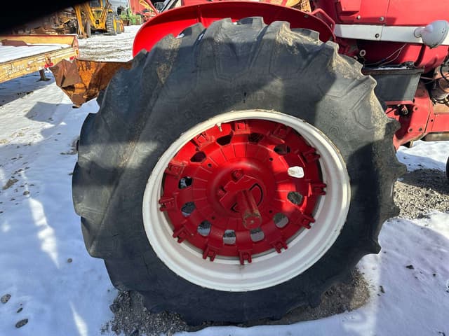 Image of Farmall 706 equipment image 3