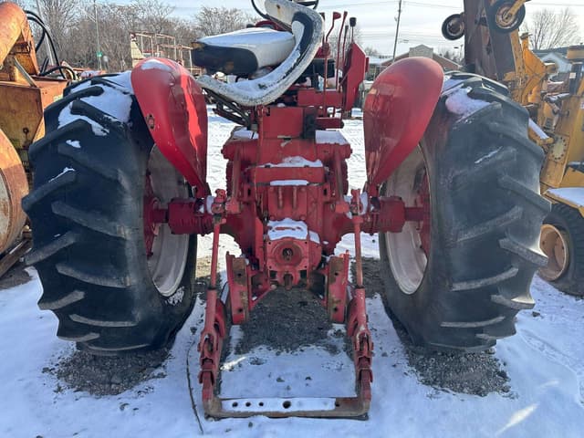 Image of Farmall 706 equipment image 2