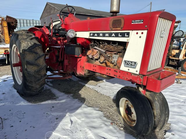 Image of Farmall 706 equipment image 1