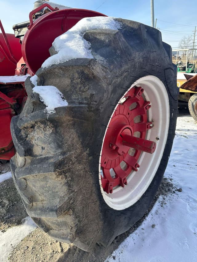 Image of Farmall 706 equipment image 4