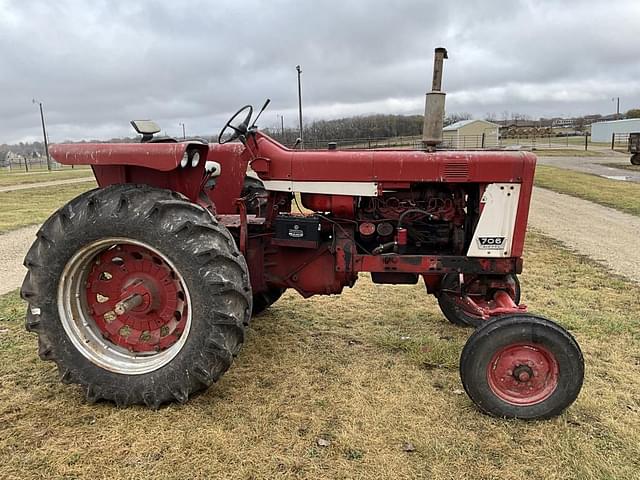 Image of Farmall 706 equipment image 2