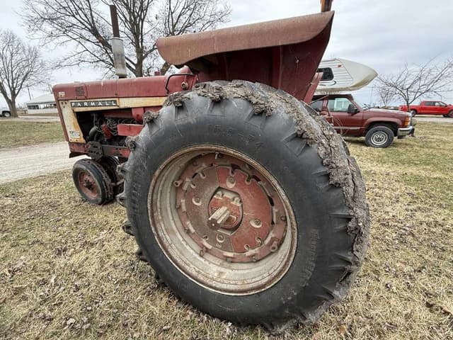Image of Farmall 706 equipment image 4