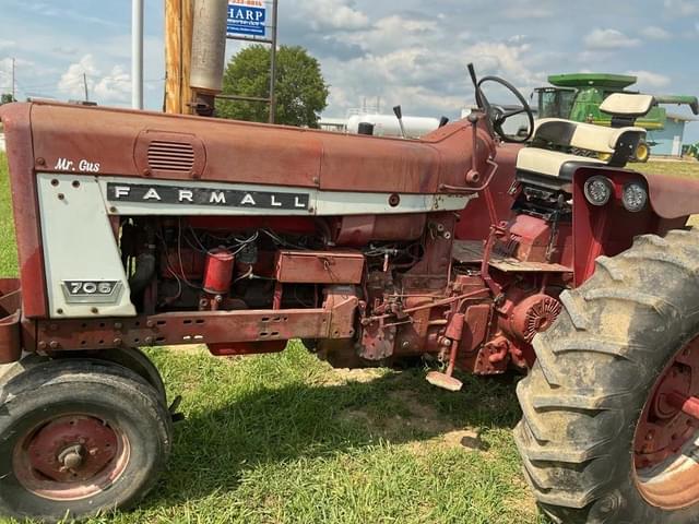 Image of Farmall 706 equipment image 1