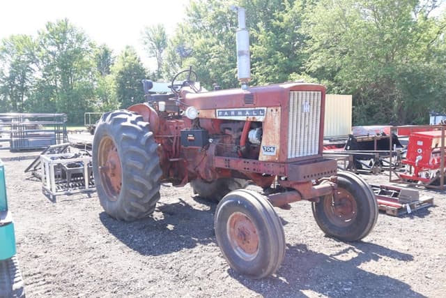 Image of Farmall 706 equipment image 1