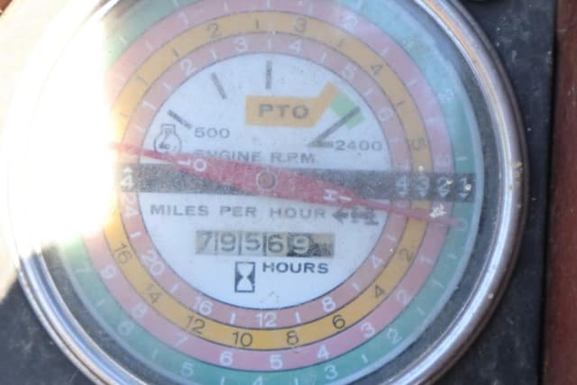 Image of Farmall 706 equipment image 4