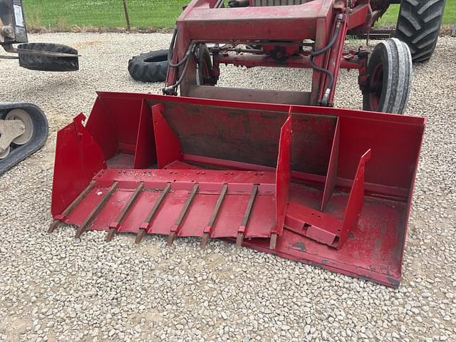 Image of Farmall 706 equipment image 1