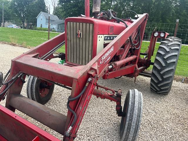 Image of Farmall 706 equipment image 2