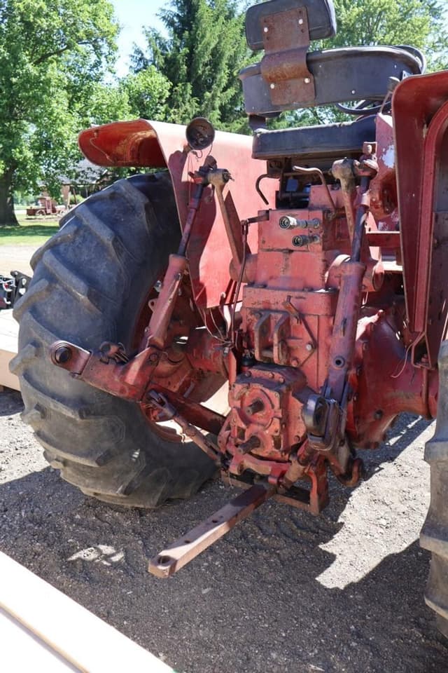 Image of Farmall 706 equipment image 2