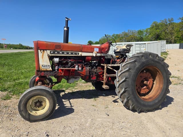 Image of Farmall 706 equipment image 3