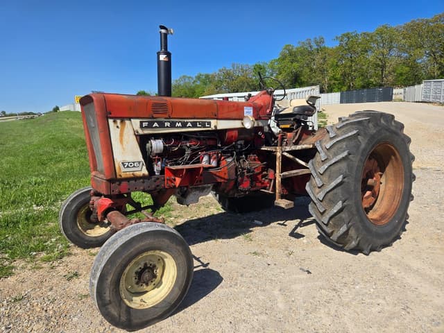 Image of Farmall 706 equipment image 2