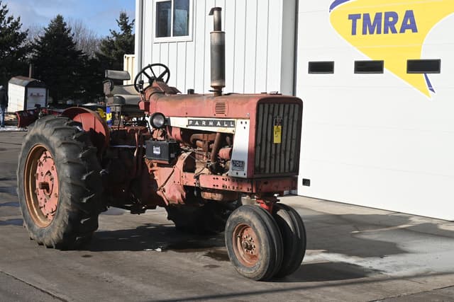 Image of Farmall 706 equipment image 1