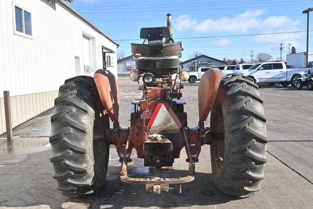 Image of Farmall 706 equipment image 4
