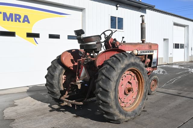 Image of Farmall 706 equipment image 3