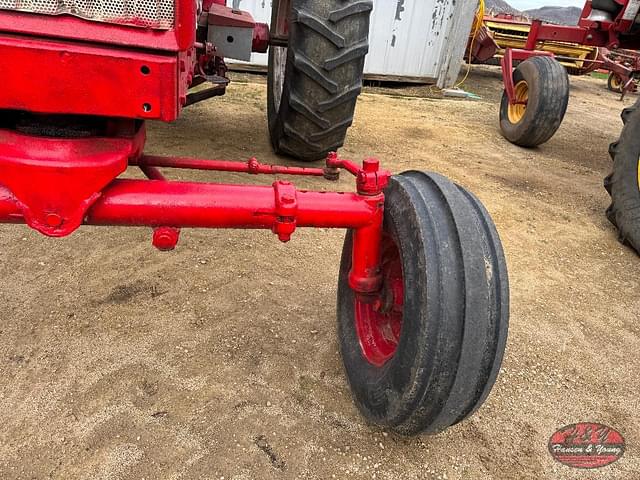 Image of Farmall 706 equipment image 3