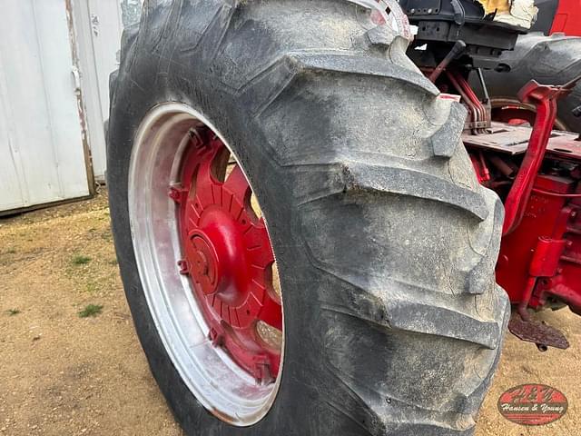 Image of Farmall 706 equipment image 4