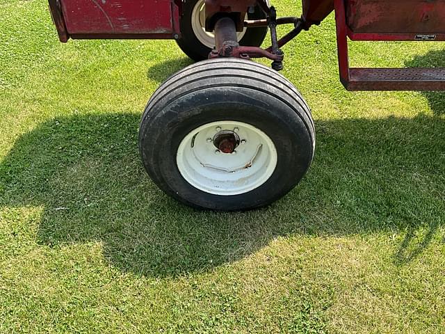 Image of Farmall 706 equipment image 2