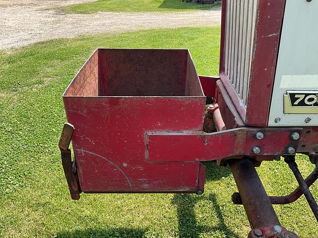 Image of Farmall 706 equipment image 4