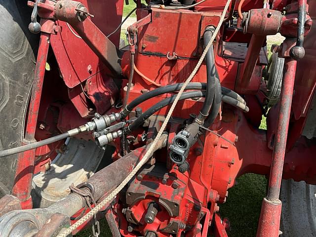 Image of Farmall 706 equipment image 3