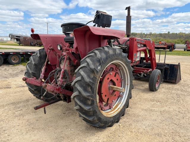Image of Farmall 706 equipment image 1
