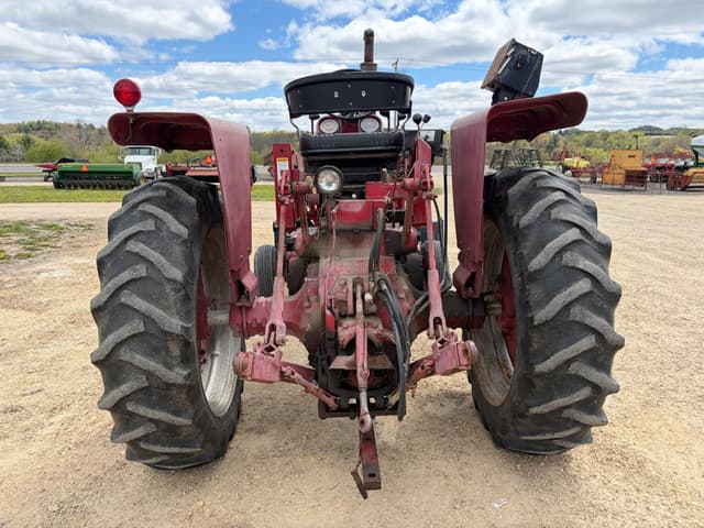 Image of Farmall 706 equipment image 2