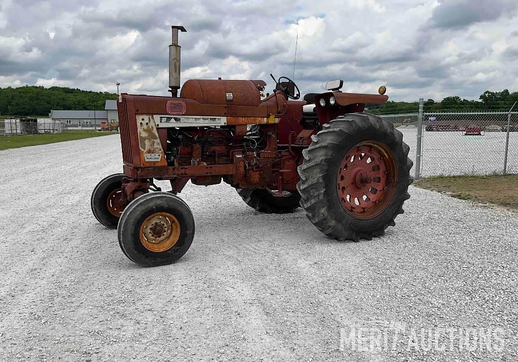 Image of Farmall 806 Primary image