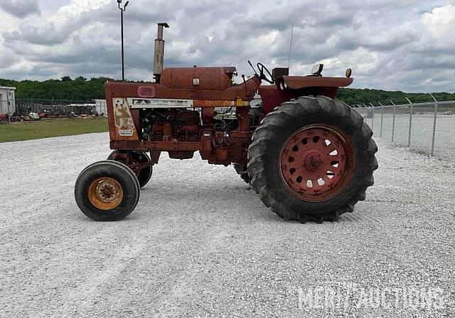 Image of Farmall 806 equipment image 1