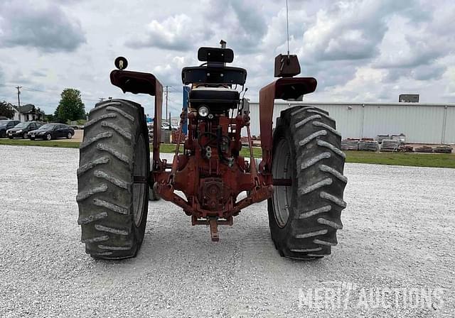 Image of Farmall 806 equipment image 4