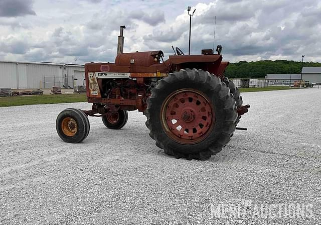 Image of Farmall 806 equipment image 2
