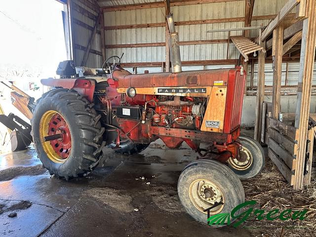 Image of Farmall 806 equipment image 2