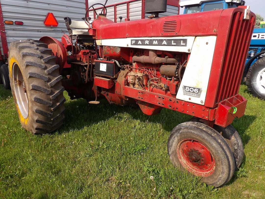 Image of Farmall 806 Primary image