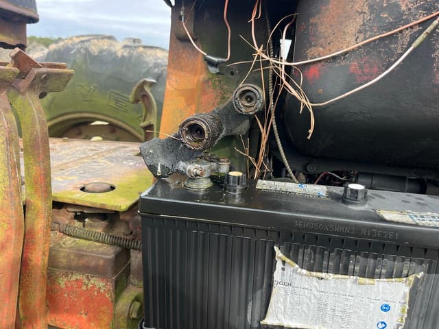 Image of Farmall 806 equipment image 4