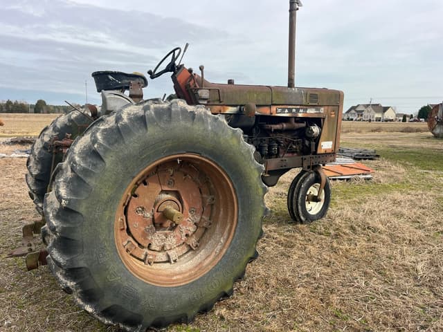 Image of Farmall 806 equipment image 1