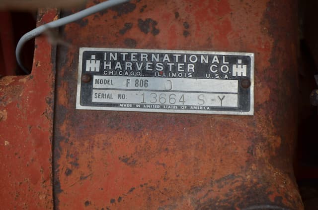 Image of Farmall 806 equipment image 2