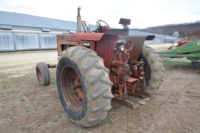 Image of Farmall 806 equipment image 3