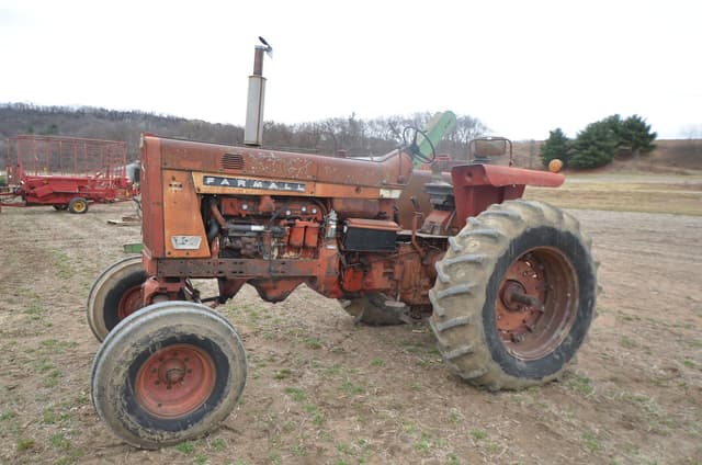 Image of Farmall 806 equipment image 1