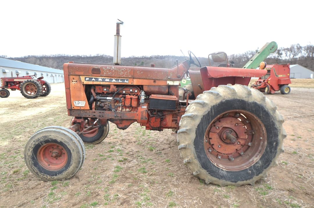 Image of Farmall 806 Primary image