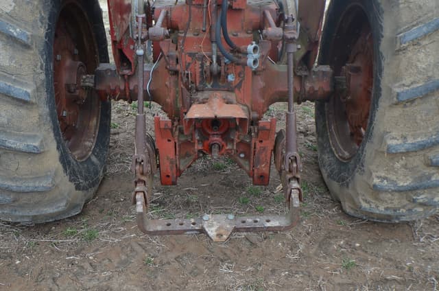 Image of Farmall 806 equipment image 4