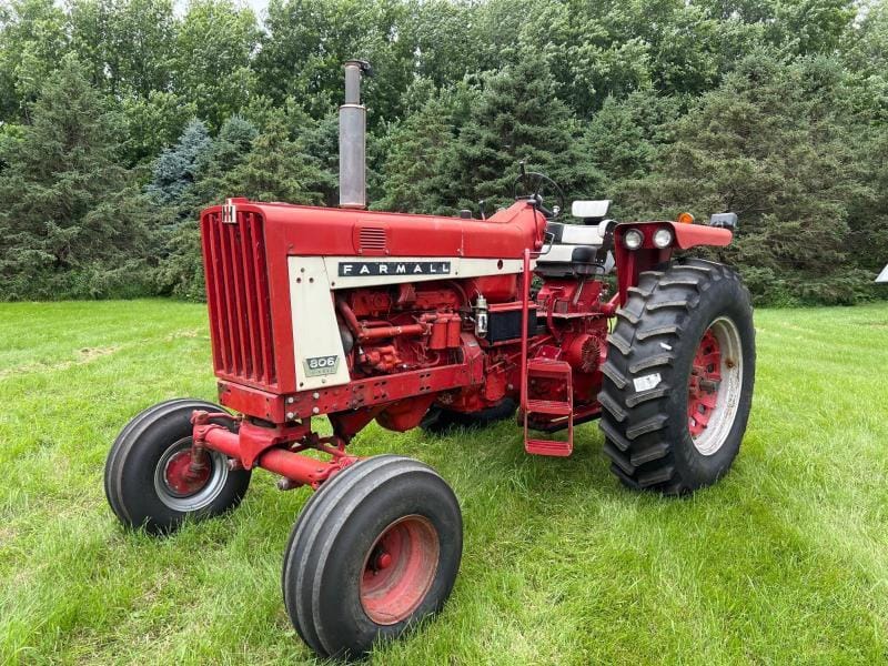 Main image Farmall 806