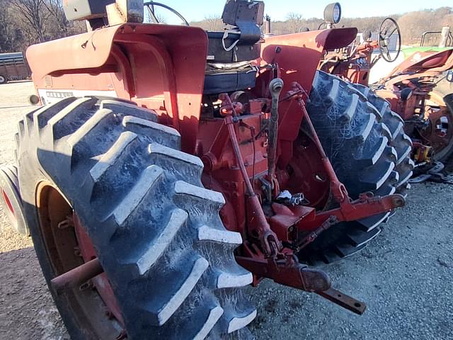 Image of Farmall 806 equipment image 3