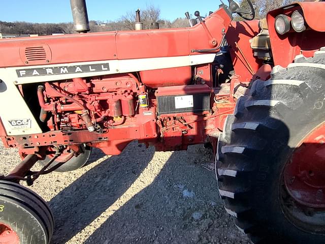 Image of Farmall 806 equipment image 2