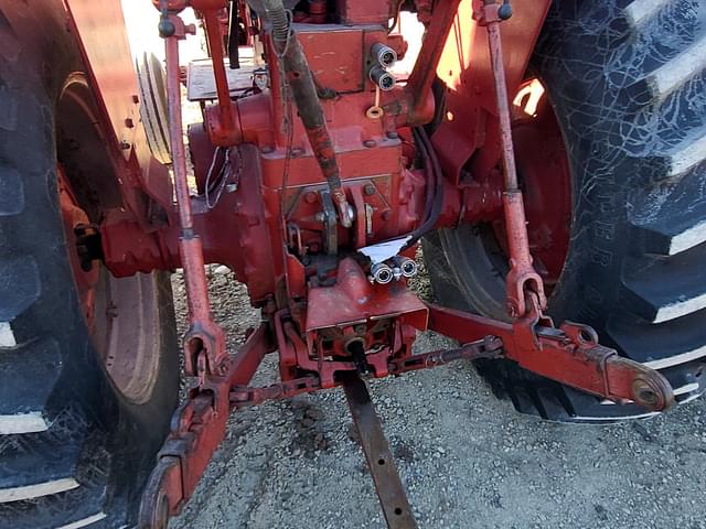 Image of Farmall 806 equipment image 4