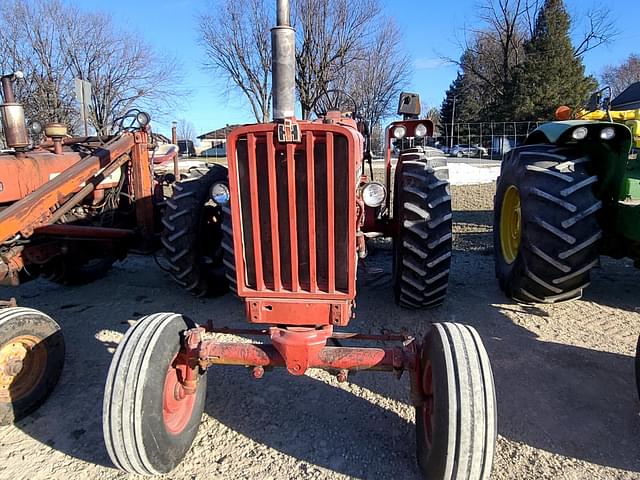 Image of Farmall 806 equipment image 1