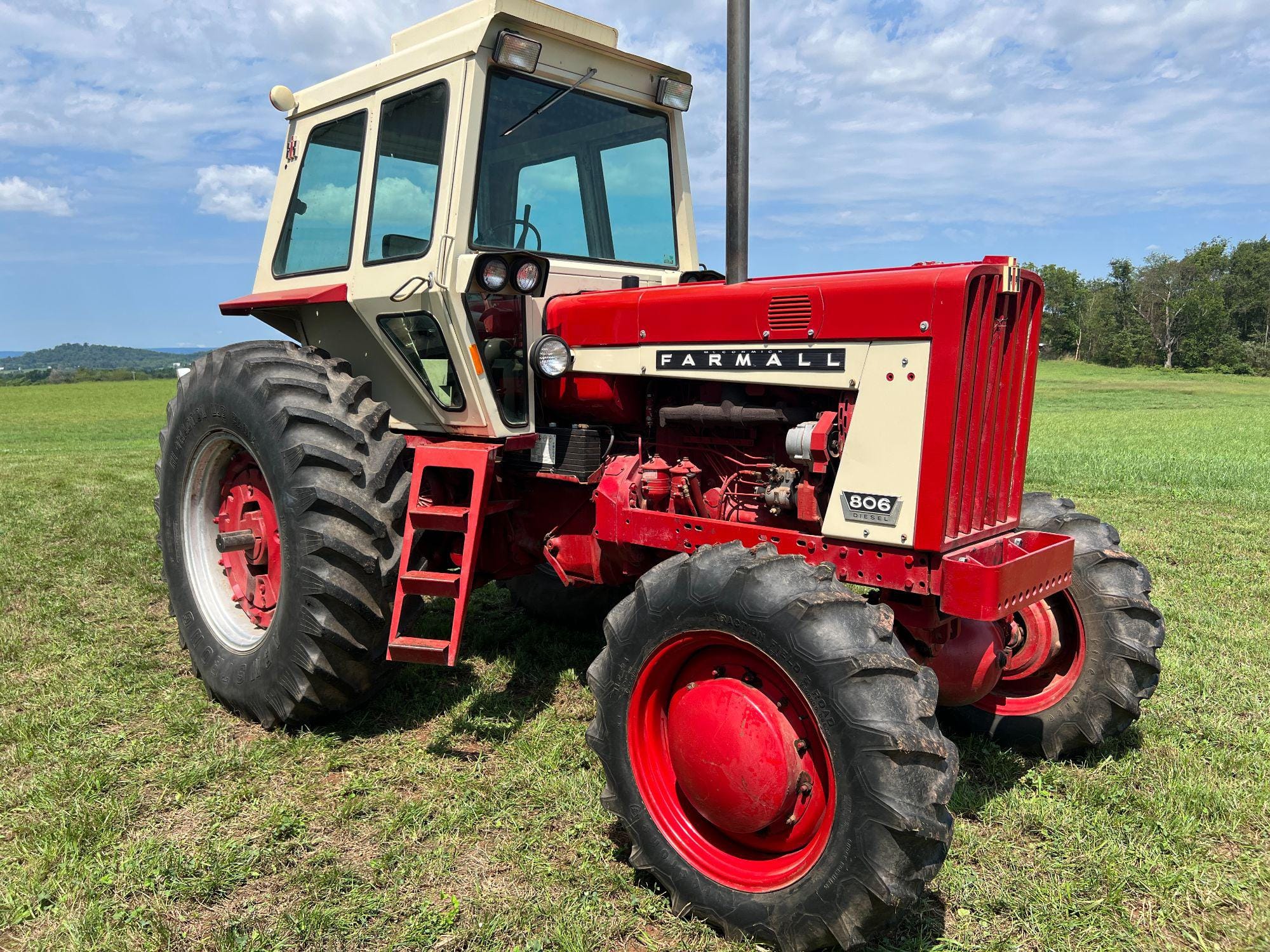 Main image Farmall 806