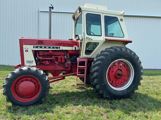 Image of Farmall 806 equipment image 1