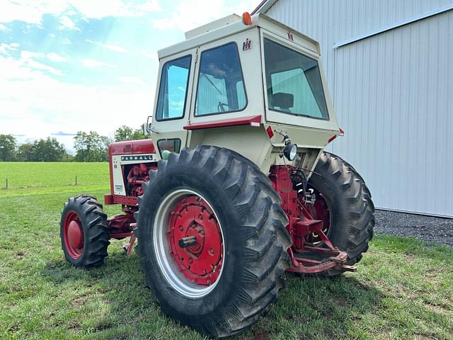 Image of Farmall 806 equipment image 2