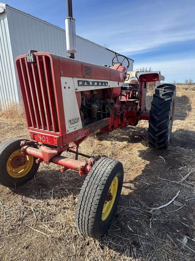 Image of Farmall 806 equipment image 2