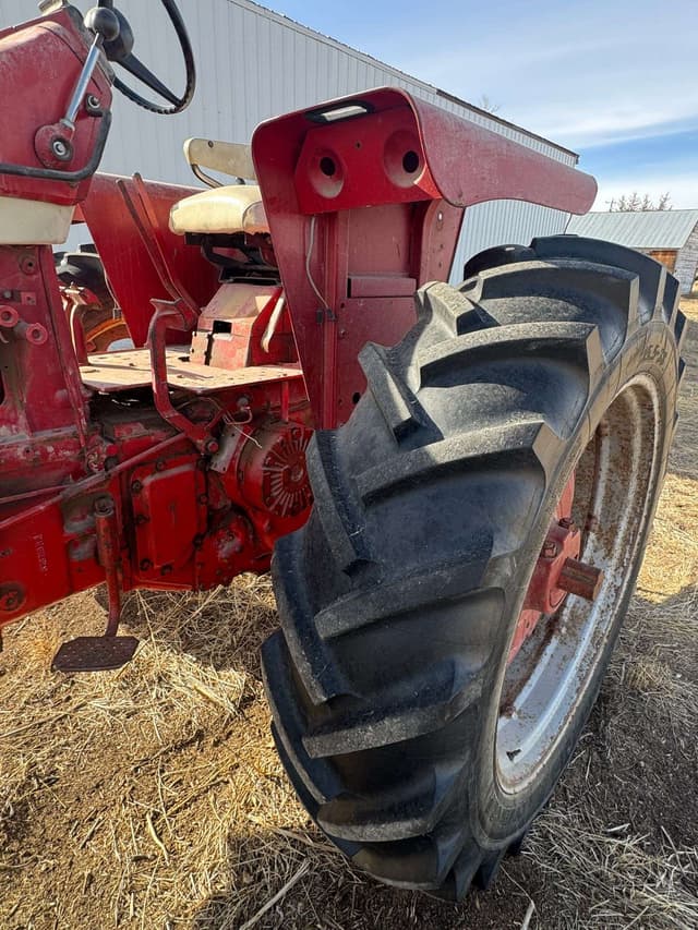 Image of Farmall 806 equipment image 4