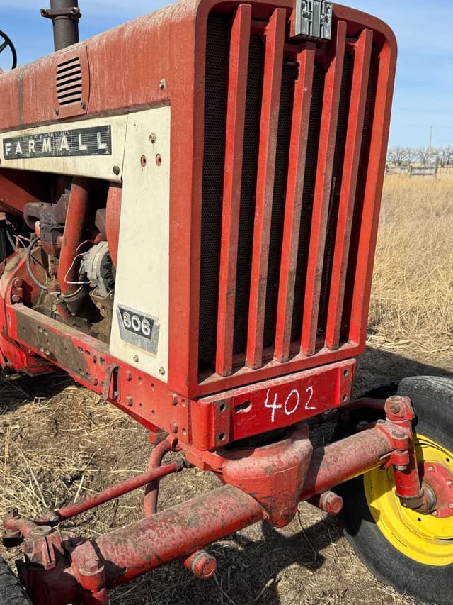 Image of Farmall 806 equipment image 1
